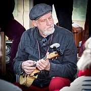 Mann mit Ukulele spielt