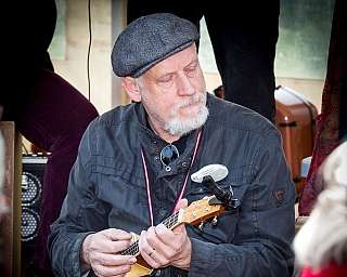 Mann mit Ukulele spielt