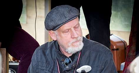 Mann mit Ukulele spielt